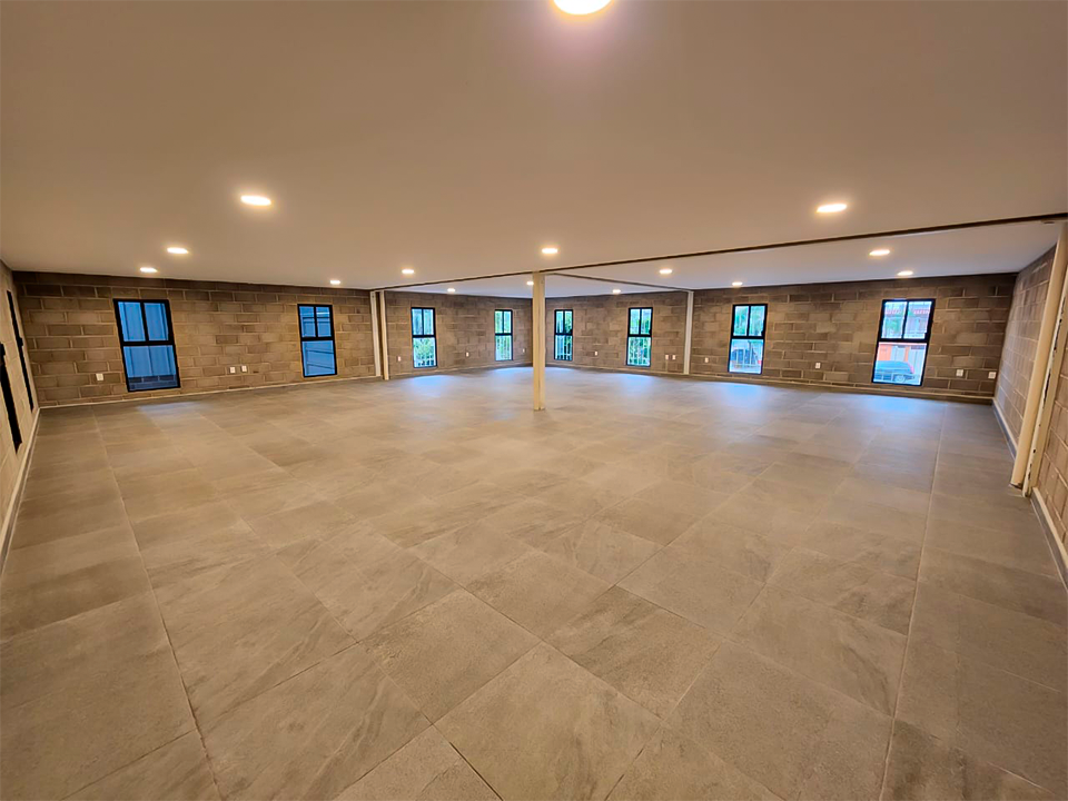 Interior de nave Bolosmart con amplio espacio de almacenamiento y piso de concreto, constructora Fer Et Ciment