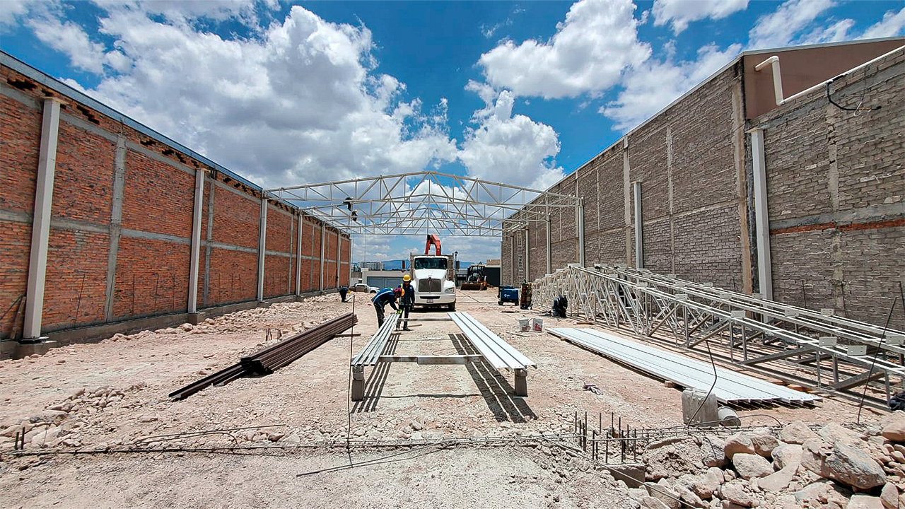Construcción de muros perimetrales y cerramiento de nave Bolosmart en León, obra industrial constructora Fer Et Ciment
