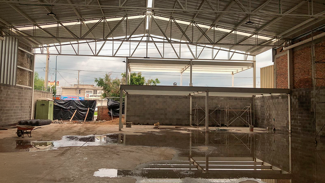 Vista interior de bodega Bolosmart con techumbre de lámina y pilares metálicos, Fer Et Ciment León Guanajuato
