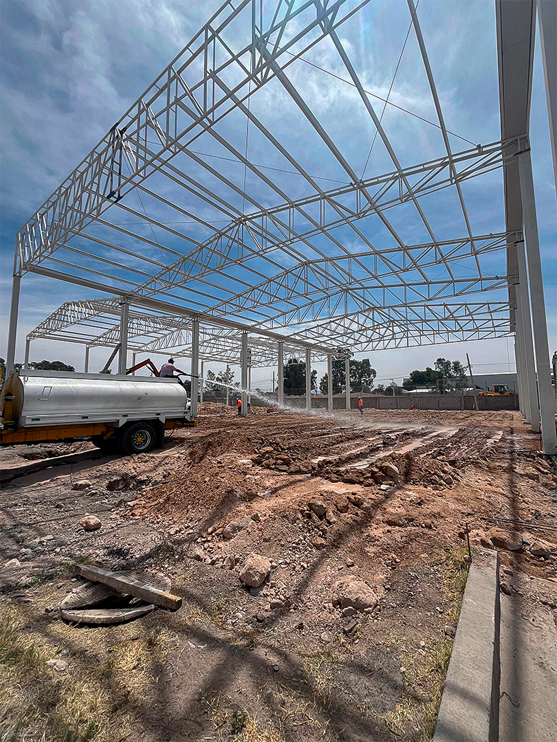 Armado de estructura metálica de nave industrial Clasben en León, construcción industrial Fer Et Ciment Guanajuato