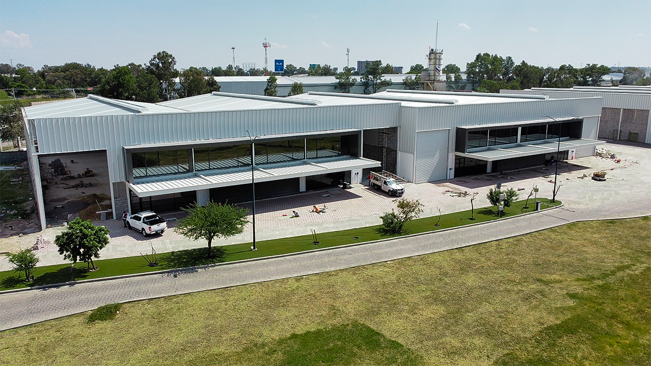 Nave industrial Clasben terminada con fachada corporativa y patio de maniobras, Fer Et Ciment León Guanajuato