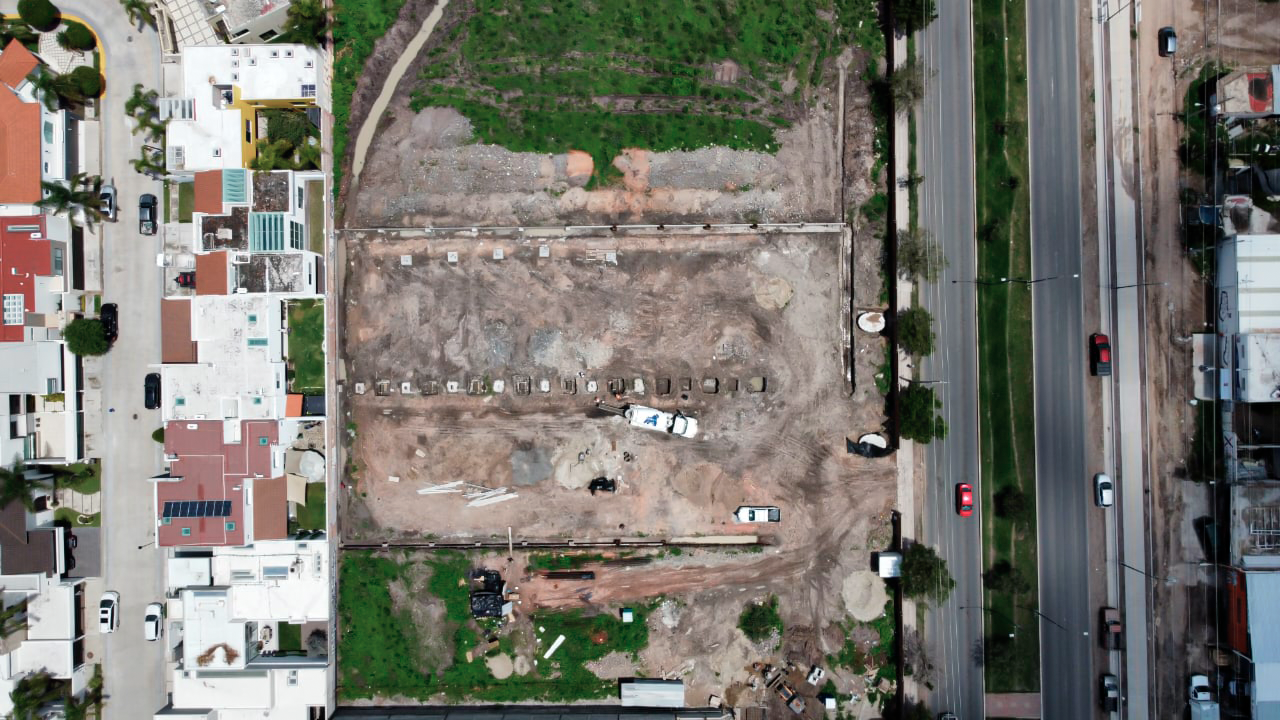 Perímetro exterior de bodega industrial Galguera con cerramiento metálico y malla perimetral, Fer Et Ciment León