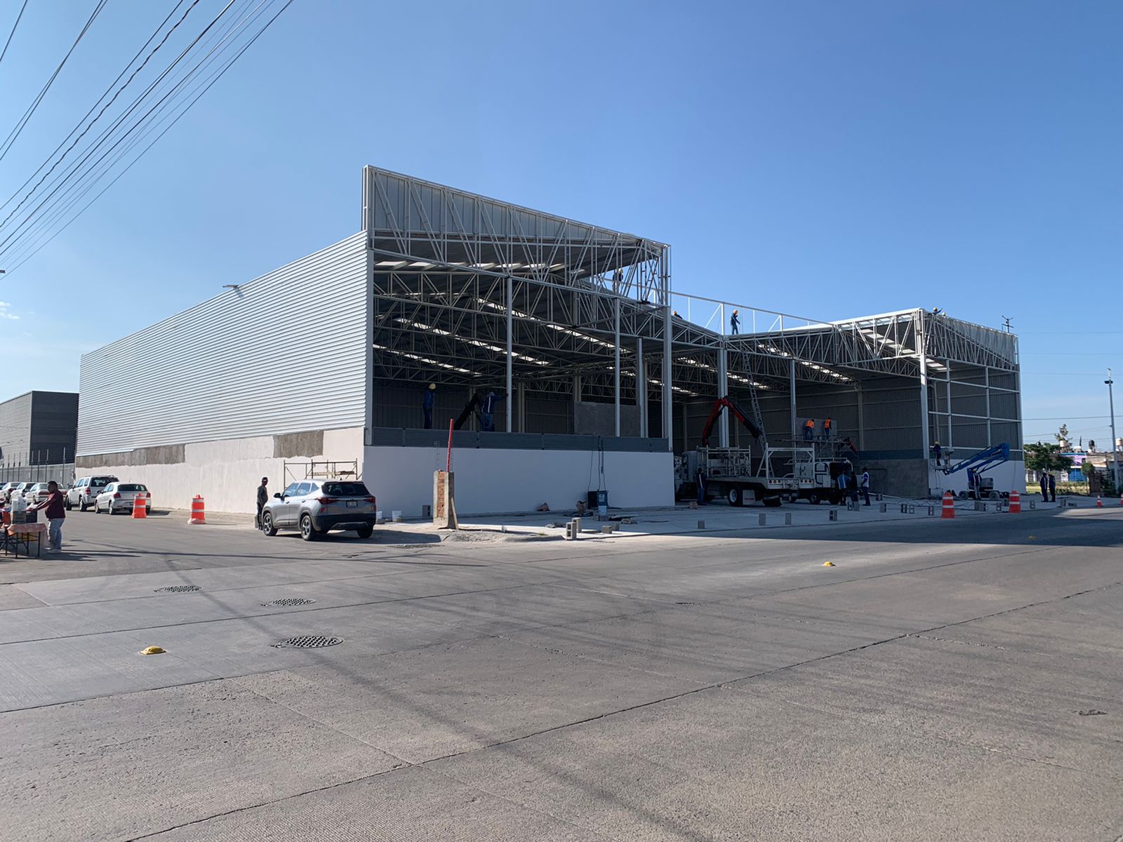 Estructura metálica y cerramiento lateral de bodega Delta en proceso, construcción industrial Fer Et Ciment Bajío