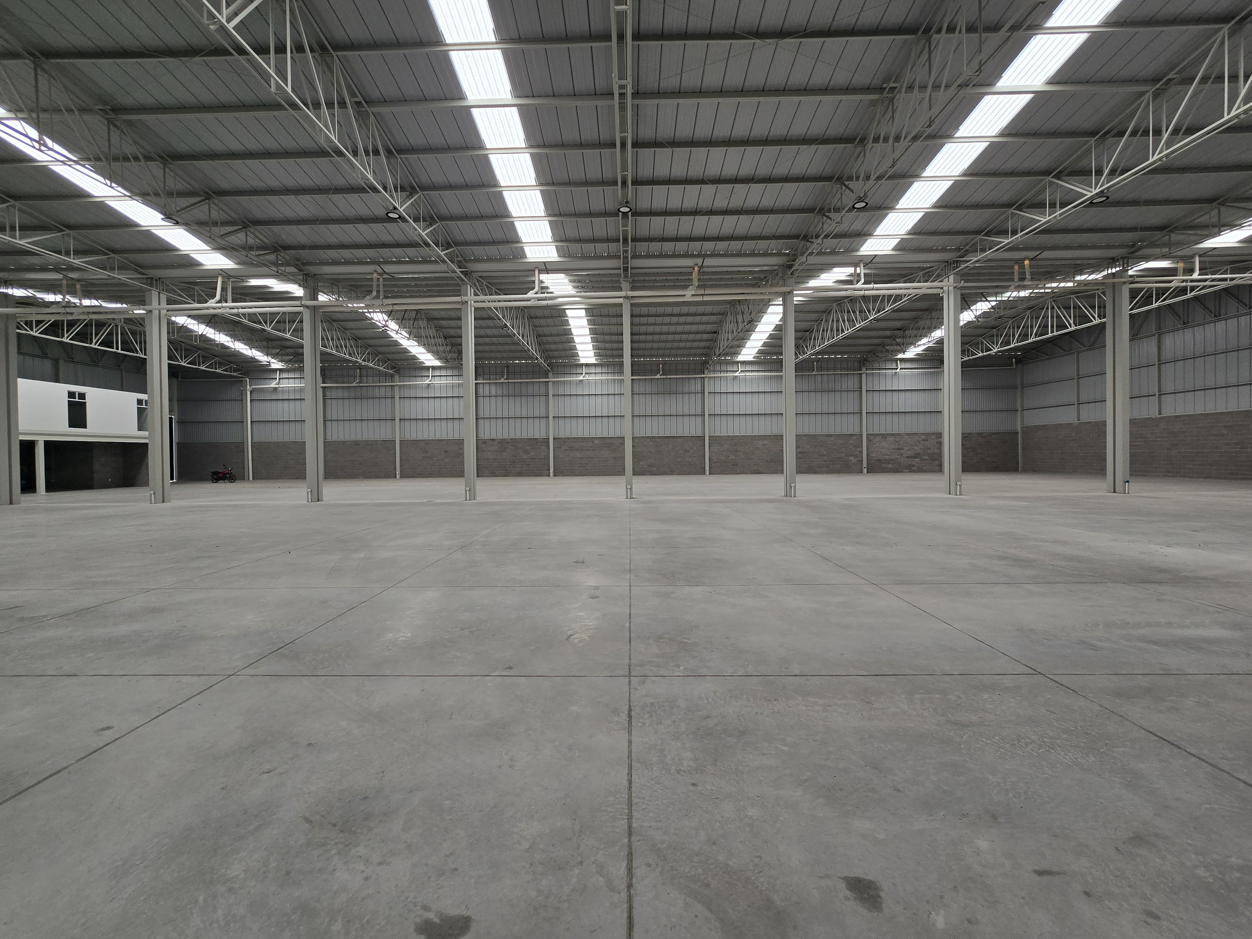 Estructura metálica terminada de nave industrial Galguera con columnas y vigas de acero, Fer Et Ciment