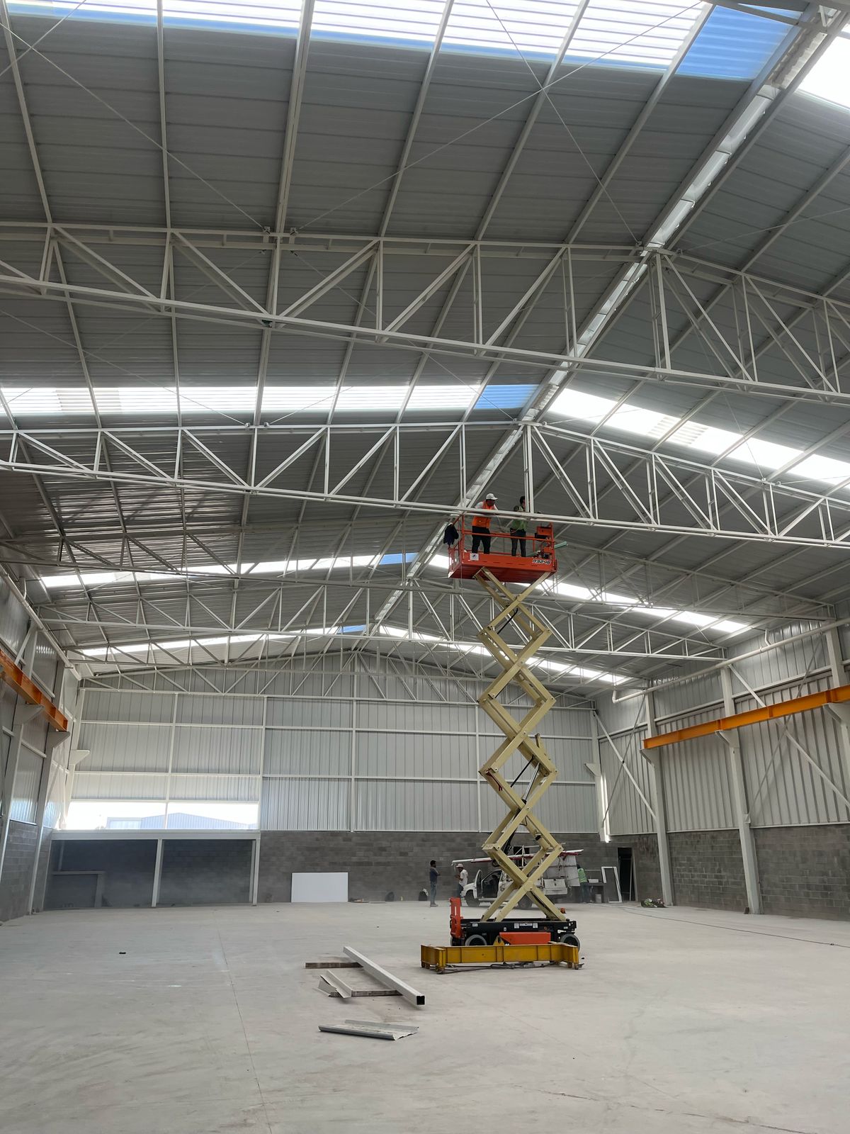 Grúa elevadora trabajando en montaje de estructura metálica de nave Galguera, construcción industrial Fer Et Ciment