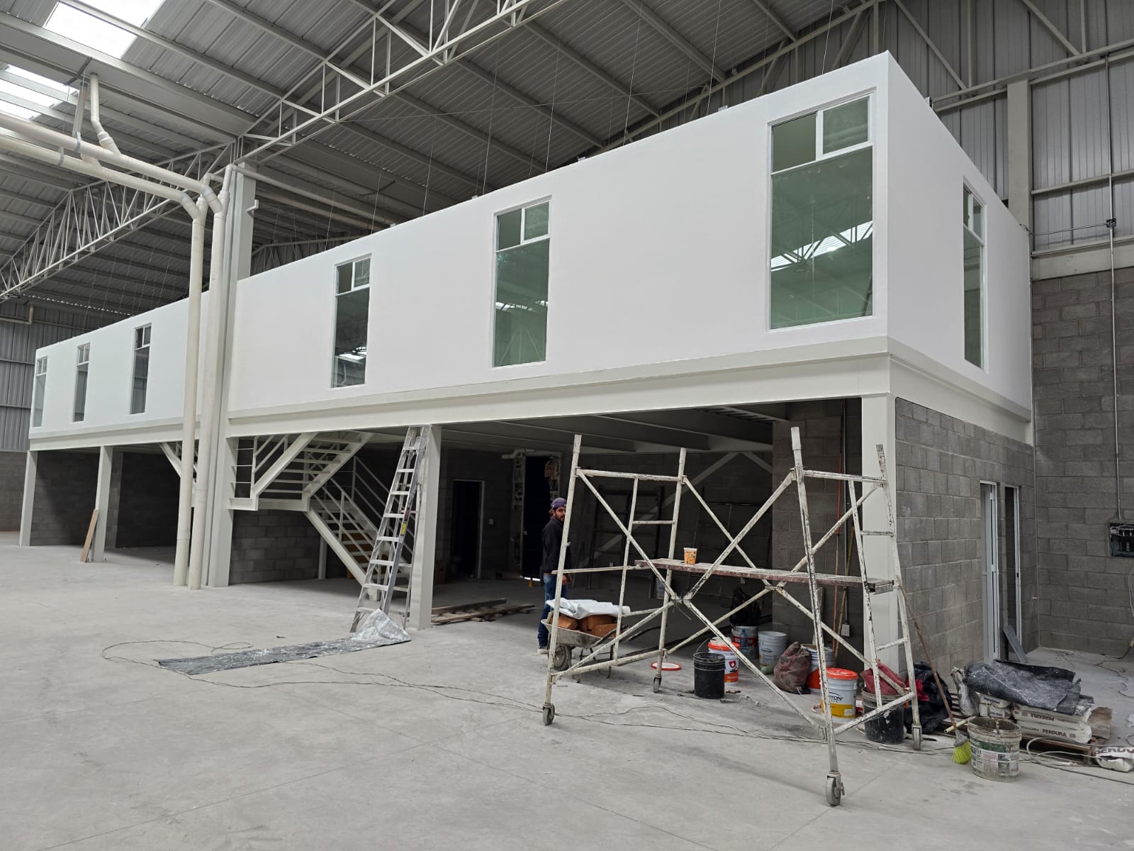 Mezzanine y estructura interior de bodega Galguera durante construcción, obra industrial Fer Et Ciment León Guanajuato