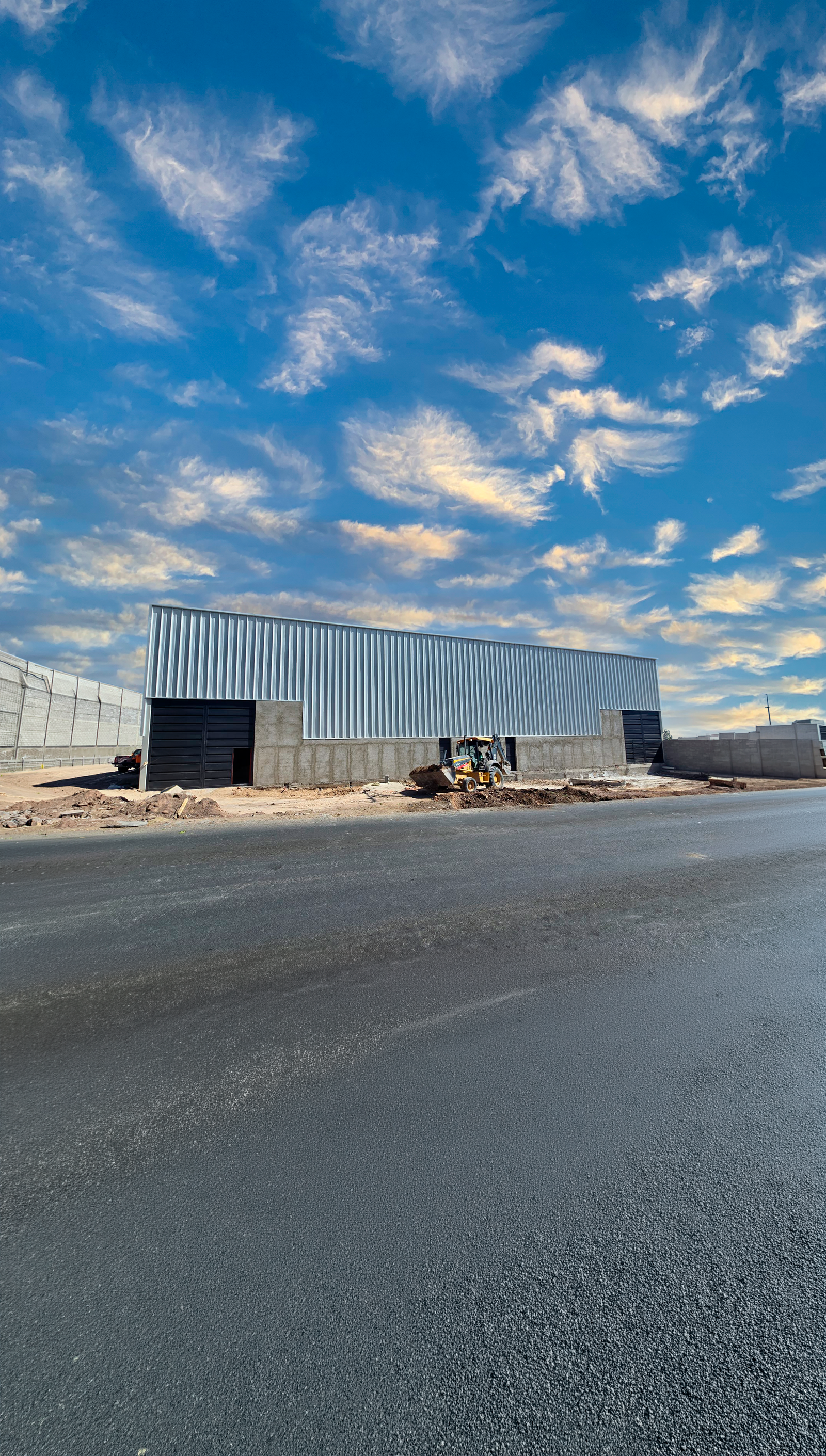 Interior de nave industrial Galguera con iluminación cenital y piso de concreto pulido, constructora Fer Et Ciment Guanajuato