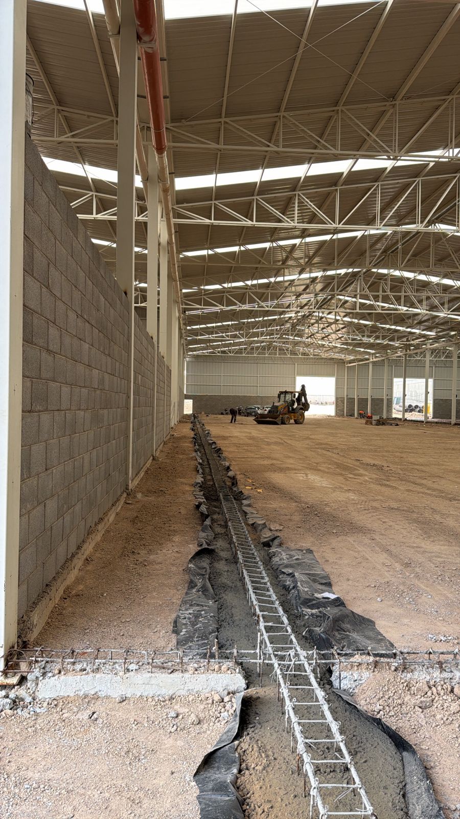 Interior de nave industrial Trinidad en proceso de construcción con estructura metálica y vigas de acero, Fer Et Ciment Guanajuato