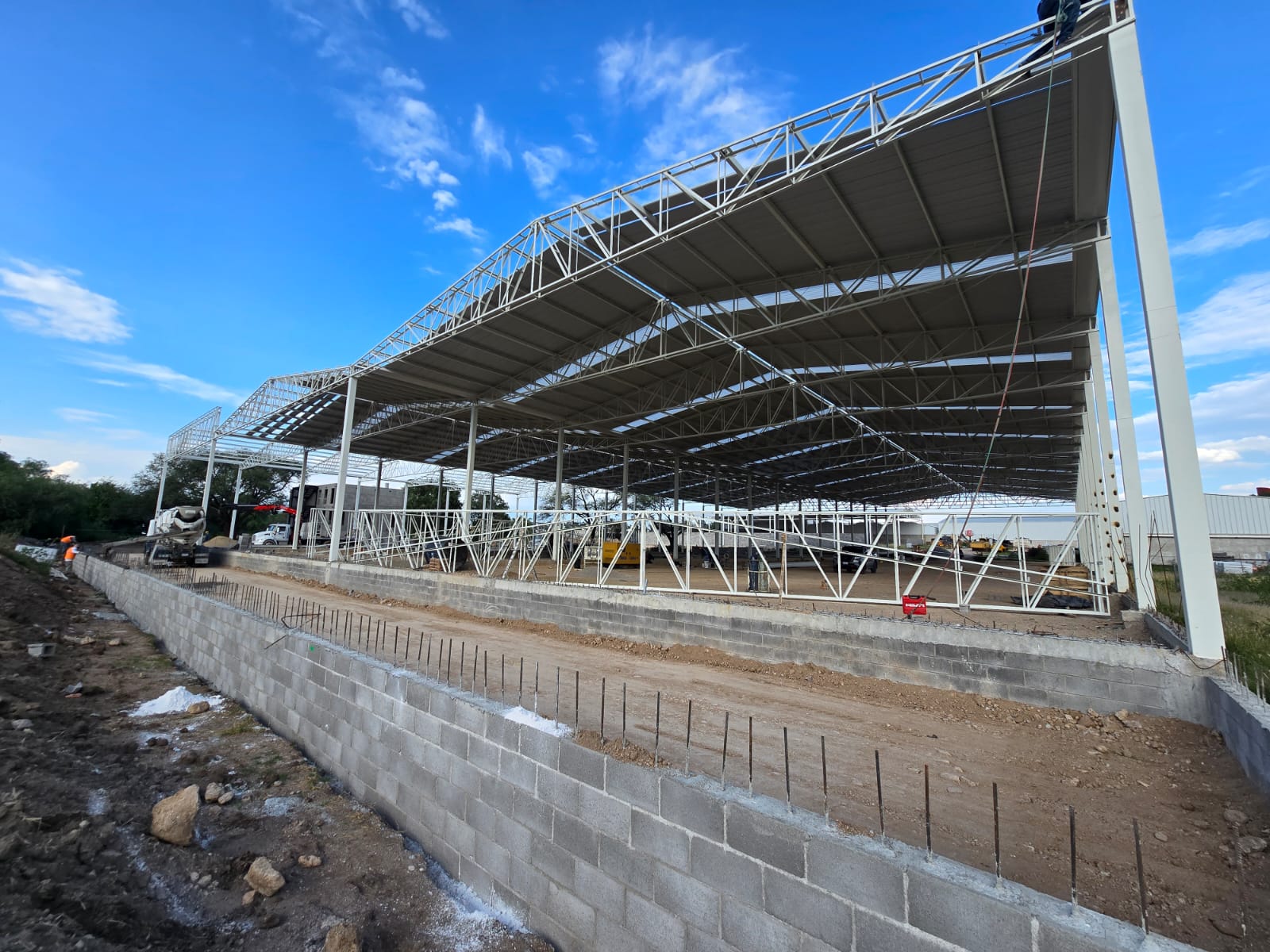 Estructura metálica y cerchas de acero de nave industrial Trinidad en construcción, Fer Et Ciment Guanajuato