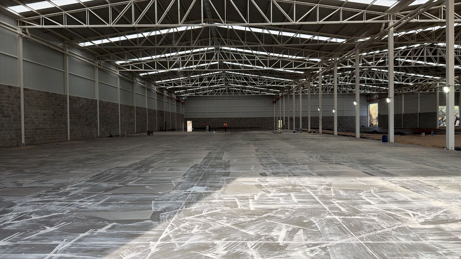 Interior amplio de bodega Trinidad terminada con piso de concreto industrial, constructora Fer Et Ciment León