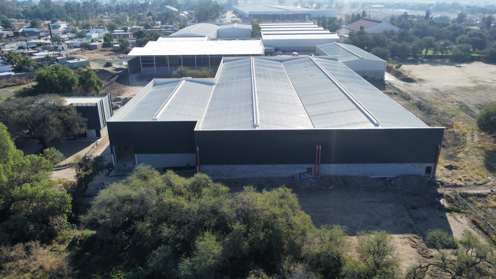 Vista aérea de nave industrial Trinidad con cubierta metálica de gran formato, proyecto de construcción industrial Fer Et Ciment en León Guanajuato
