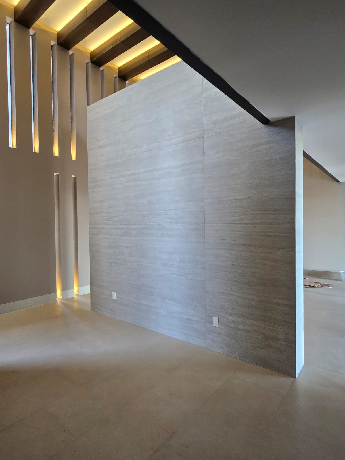 Espacio interior de residencia Misión Cañada con piso porcelanato y acabados premium, construcción residencial Fer Et Ciment