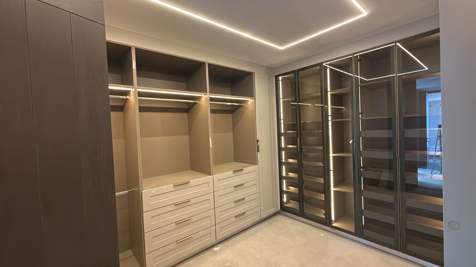 Sala de estudio con librería empotrada y techo de madera en residencia Misión Cañada, acabados interiores Fer Et Ciment León