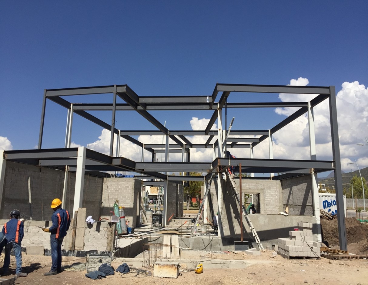 Fachada frontal de Casa MG con jardín y acceso peatonal, residencia contemporánea Fer Et Ciment en León Guanajuato