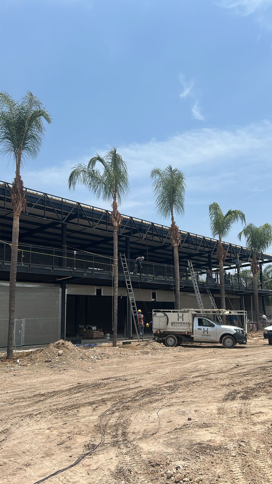 Avance de obra en Plaza Magnolia con columnas y losa de entrepiso, construcción comercial Fer Et Ciment Guanajuato