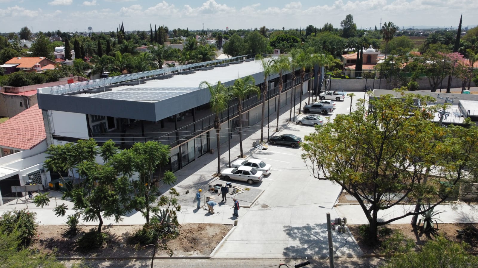 Vista aérea de Plaza Magnolia con locales comerciales y área verde, proyecto comercial Fer Et Ciment en el Bajío